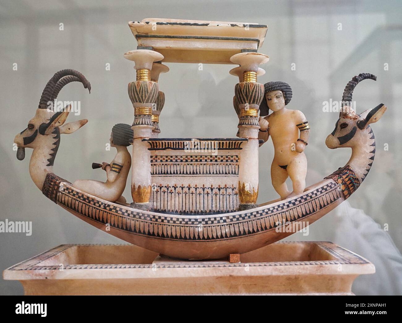 Le Caire, Egypte, 31 décembre 2019 - bateau de calcite en albâtre sculpté avec des têtes de bouillie et un sanctuaire pour garder les onguents de la tombe de Toutankhamon au Musée des antiquités égyptiennes au Caire, Egypte Banque D'Images