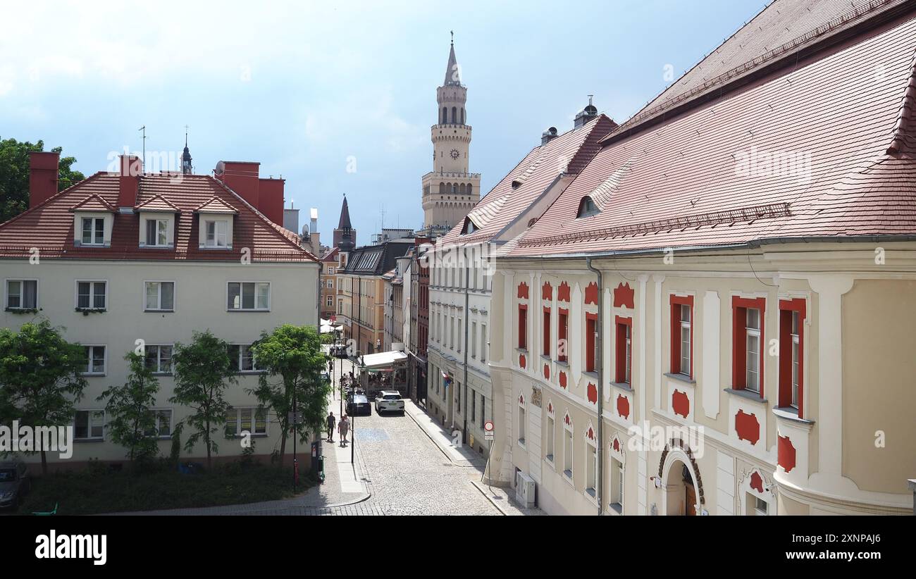 Maisons anciennes et clocher de la mairie d'Opole Pologne Banque D'Images