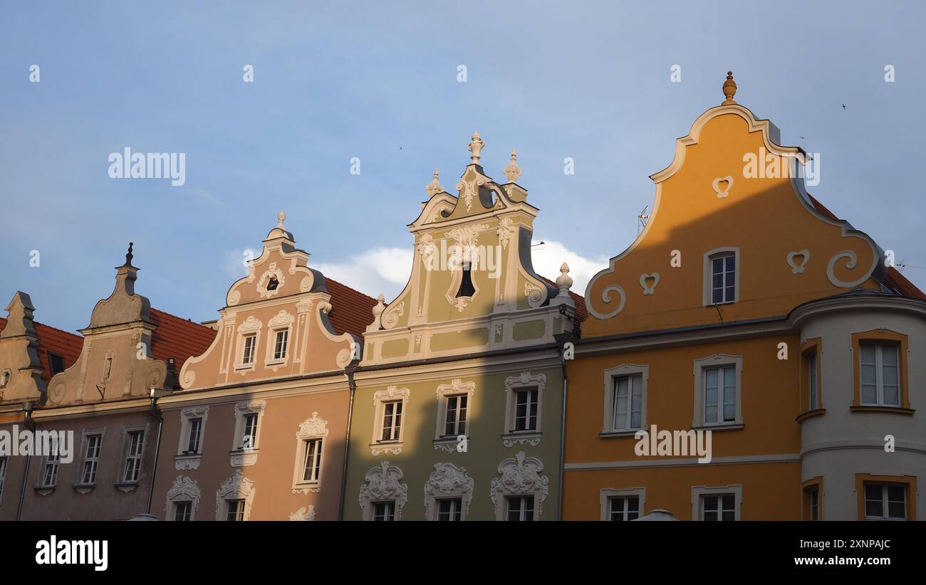 Une rangée colorée de pignons de vieilles maisons à Opole Pologne Banque D'Images