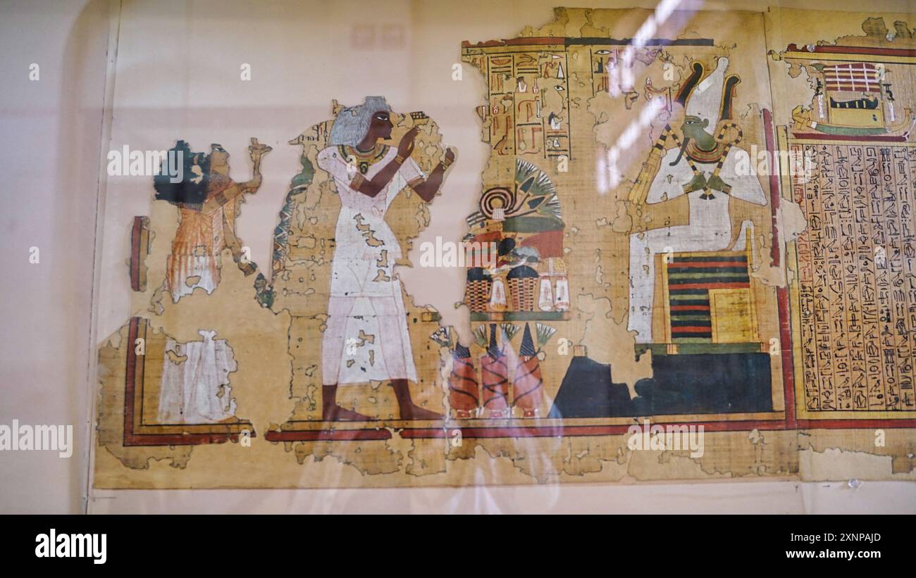 Le Caire, Egypte, 31 décembre 2019-fragments de papyrus du livre égyptien des morts trouvés dans la tombe de Yuya et Thuya, KV46, parents de la reine Tiye au Musée des antiquités égyptiennes au Caire, Egypte Banque D'Images