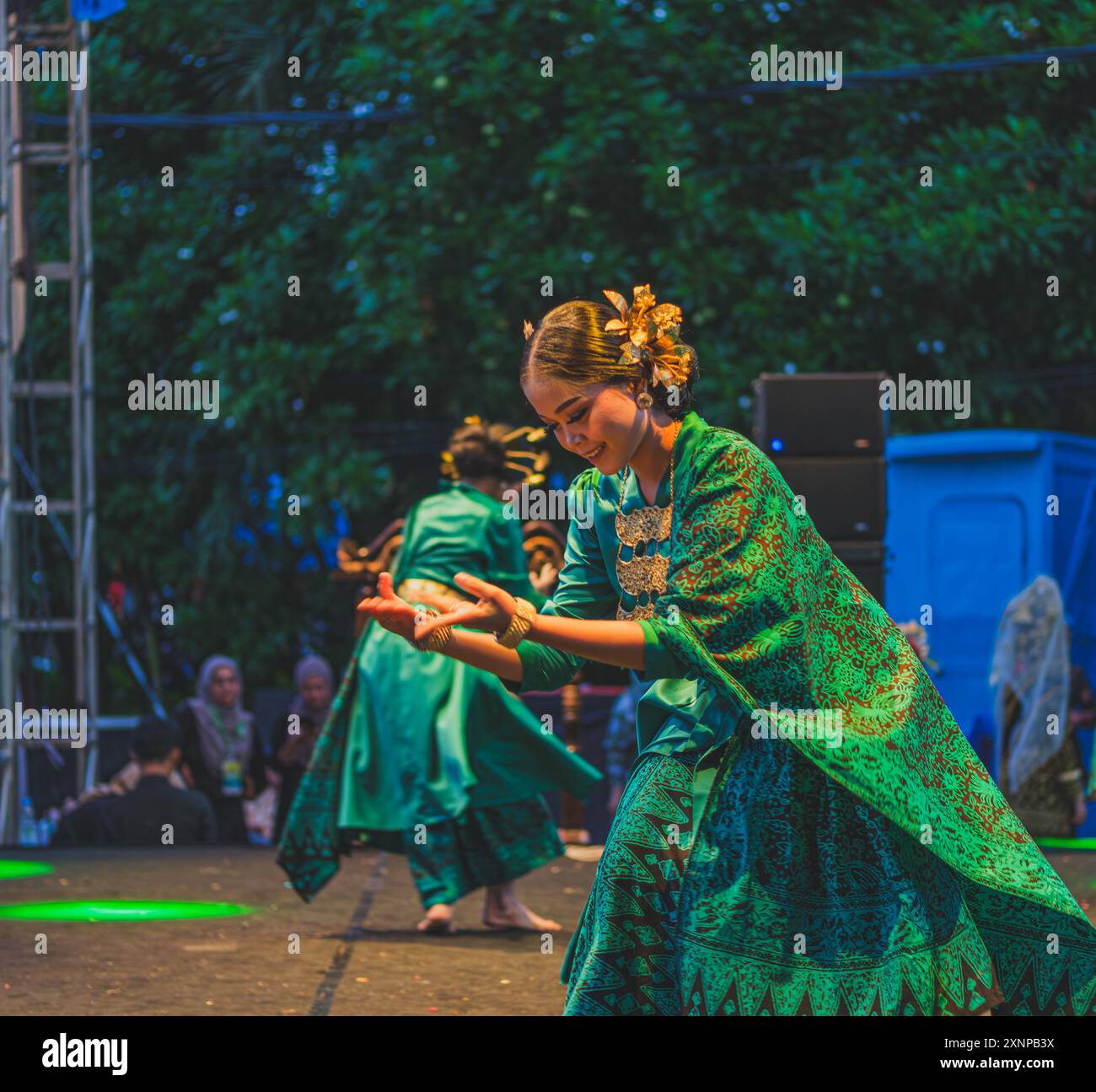 Balikpapan, Indonésie - 5 juin 2024. Ils exécutent la danse traditionnelle de Palembang en direct sur scène au spectacle de carnaval de la culture. Banque D'Images