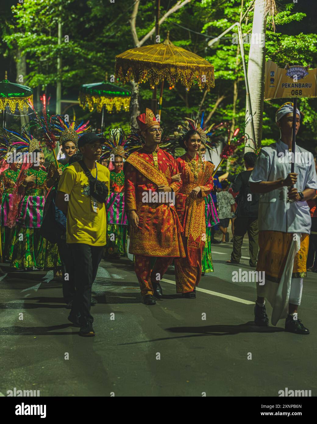 Balikpapan, Indonésie - 5 juin 2024. Les mannequins marchent dans la rue lors d'un défilé pendant le défilé du festival culturel indonésien. Banque D'Images