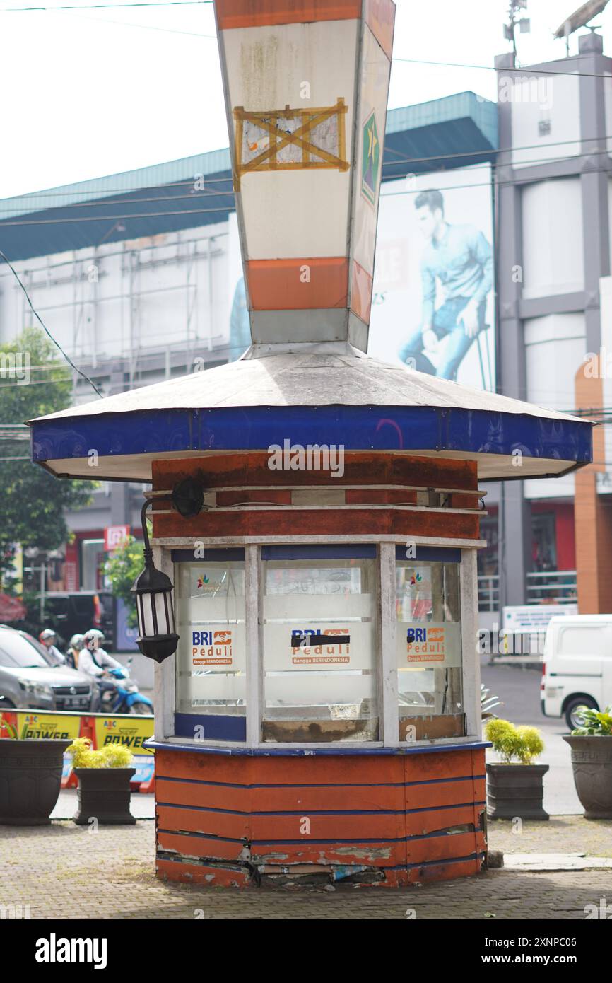 Bâtiments au milieu de la place de la ville de Malang pendant la journée Banque D'Images
