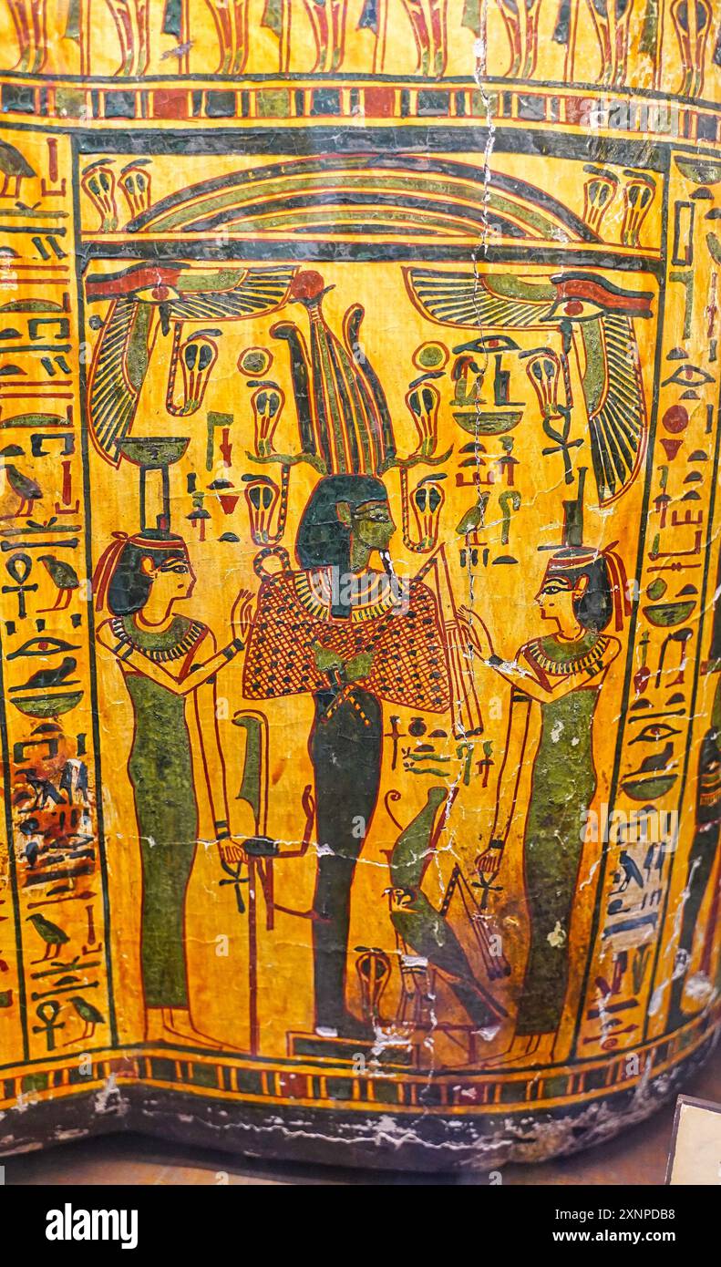 Le Caire, Egypte, 31 décembre 2019 - cercueil extérieur richement décoré de Taywheryt épouse de Masaharta, trouvé à Deir el Bahari avec Isis, Nephthys, Horus & Osiris au Musée des antiquités égyptiennes au Caire, Egypte Banque D'Images