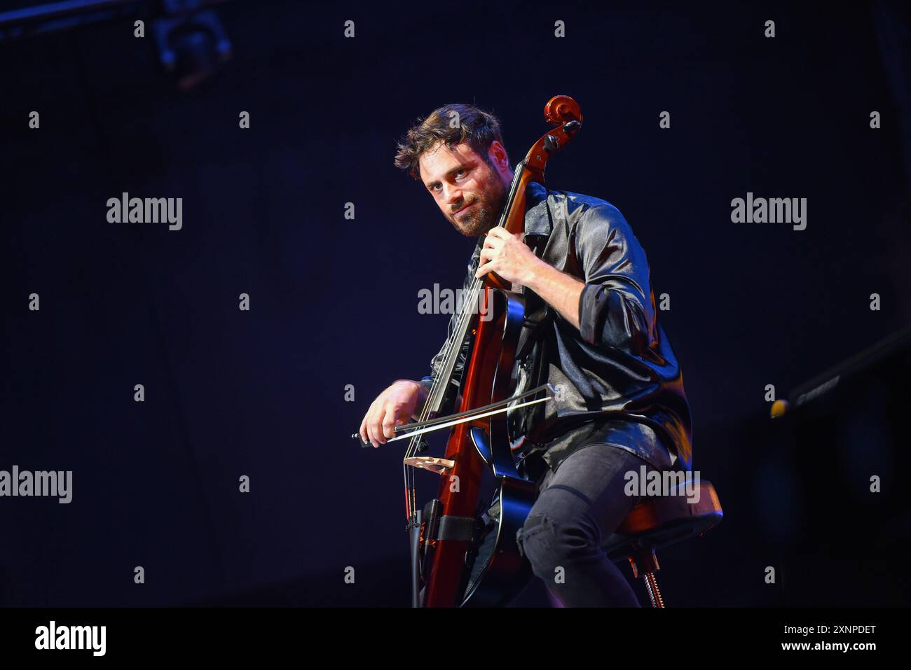 Sitges, Espagne. 01 août 2024. Le violoncelliste croate Stjepan Hauser (Pula, 15 juin 1986), connu professionnellement sous le nom de HAUSER, se produit au jardins de Terramar CaixaBank avec ses propres pièces et musique classique. (Photo Ramon Costa/SOPA images/SIPA USA) crédit : SIPA USA/Alamy Live News Banque D'Images