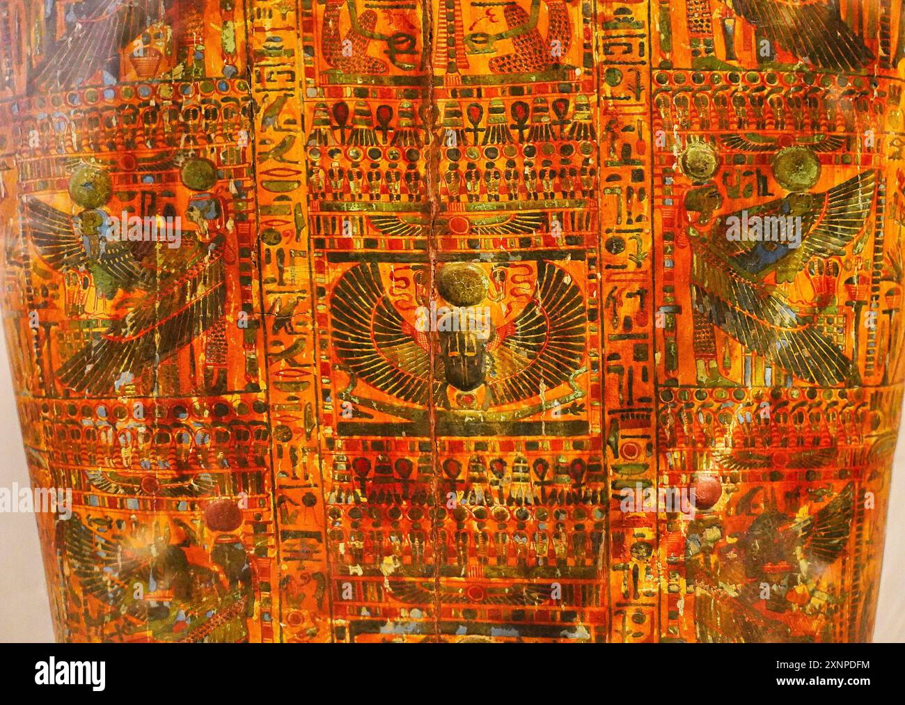 Le Caire, Egypte, 31 décembre 2019-sarcophage de la troisième période intermédiaire décoré avec l'image d'Isis, Nephthys et un scarabée ailé représentant Khepri au Musée des antiquités égyptiennes au Caire, Egypte Banque D'Images