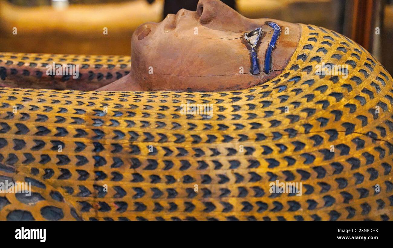 Le Caire, Egypte, 31 décembre 2019-cercueil en bois de la reine Ahmose Meritamun, épouse d'Amenhotep I, avec des yeux en verre bleu et des chevrons, trouvé à Deir Al Bahari au Musée des antiquités égyptiennes au Caire, Egypte Banque D'Images