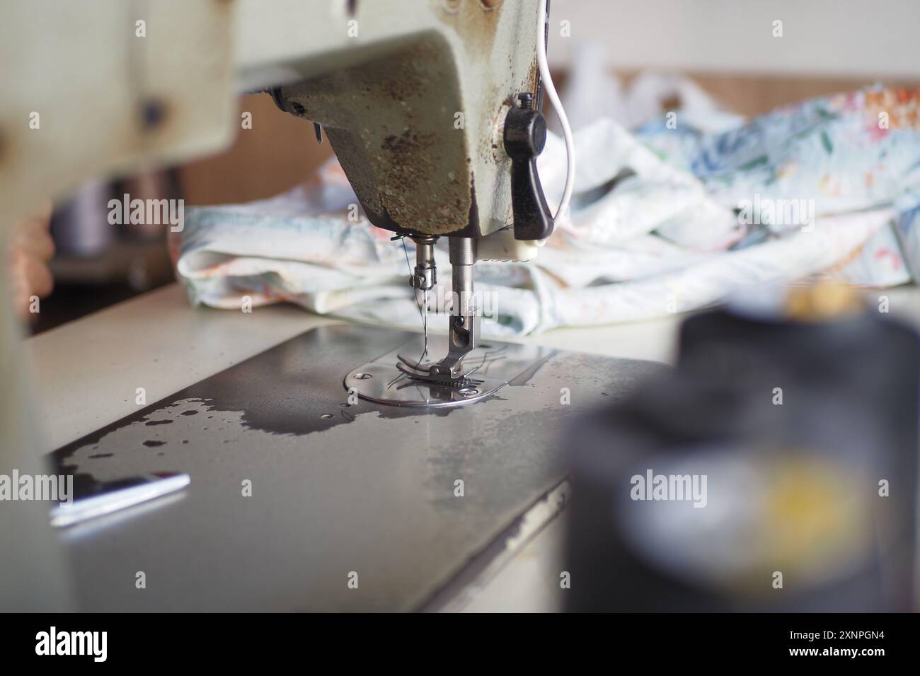 Une vue rapprochée détaillée d'une machine à coudre Vintage alors qu'elle est activement en mouvement Banque D'Images