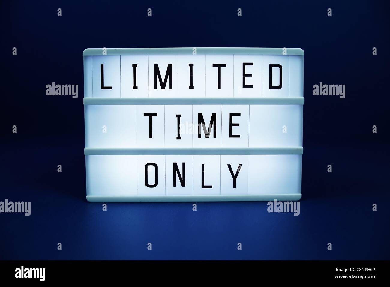 Texte de papier à lettres d'une durée limitée sur une visionneuse LED sur fond bleu Banque D'Images