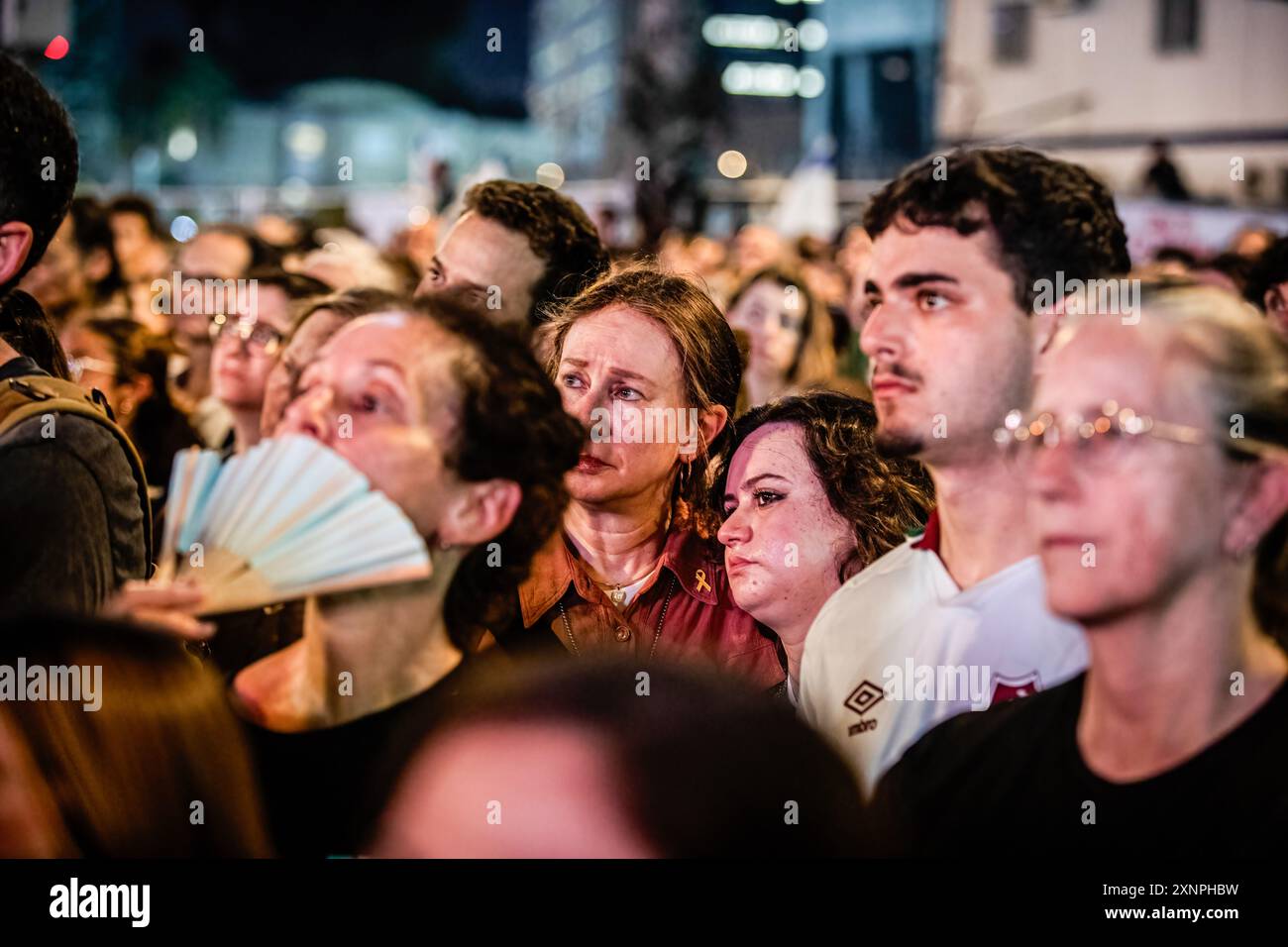 Israéliens vus lors d’un rassemblement marquant 300 jours depuis le 7 octobre. Alors qu'Israël craint d'éventuelles représailles de la part de l'Iran et du Hezbollah à la suite des assassinats du dirigeant du Hamas Ismail Haniyah à Téhéran et du commandant en chef du Hezbollah Fuad Shukr à Beyrouth, les familles d’otages israéliens détenus par le Hamas à Gaza marquent le 300ème jour depuis le massacre du 7 octobre et l’enlèvement de leurs proches. Les familles réclament un accord de libération d'otages, avec 115 otages, certains morts et d'autres vivants, toujours détenus à Gaza. (Photo par Eyal Warshavsky/SOPA images/SIPA USA) Banque D'Images