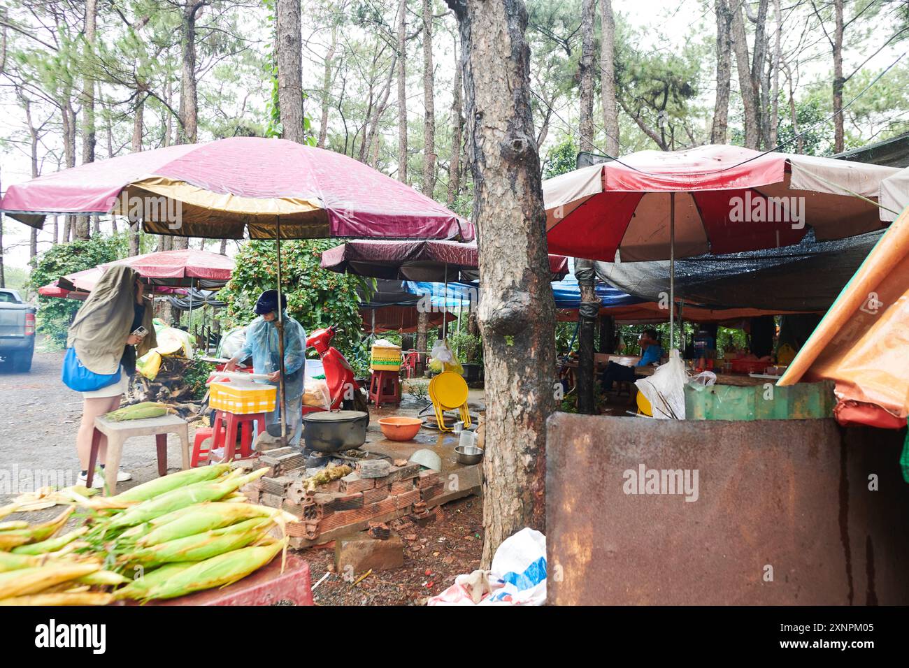 Un magasin local en bord de route et un stand de nourriture dans la province de Dak Lak au Vietnam Banque D'Images