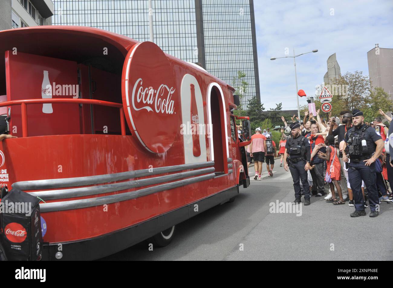 FRANCE. SEINE-SAINT-DENIS (93) BAGNOLET. LE CAMION COCA COLA, SPONSOR DES JEUX OLYMPIQUES DE PARIS 2024, SUR LA ROUTE DU RELAIS DE LA FLAMME Banque D'Images