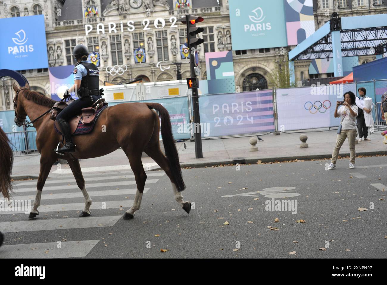 FRANCE. PARIS (75) 4E ARRONDISSEMENT. SQUARE DE L'HOTEL DE VILLE. LA POLICE MONTÉE VIENT À LA RESCOUSSE POUR ASSURER LA SÉCURITÉ LORS DU PARIS 2024 OLYM Banque D'Images