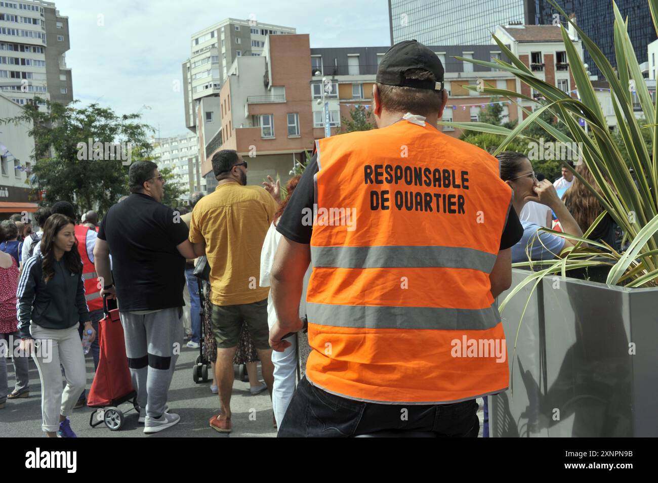 FRANCE. SEINE-SAINT-DENIS (93) BAGNOLET. UN LEADER DE QUARTIER LORS DU RELAIS DE LA FLAMME POUR LE GAM OLYMPIQUE DE PARIS 2024 Banque D'Images