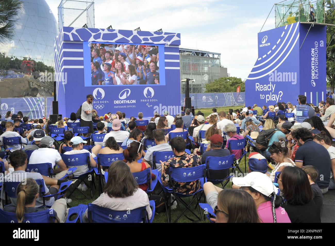 FRANCE. PARIS (75) 19 ÈME ARRONDISSEMENT. PARC DE LA VILLETTE. RETRANSCHISME DES JEUX OLYMPIQUES DE PARIS 2024 SUR UN ÉCRAN GÉANT SUR LE TERRAIN DE JEU DU DECATHLON Banque D'Images