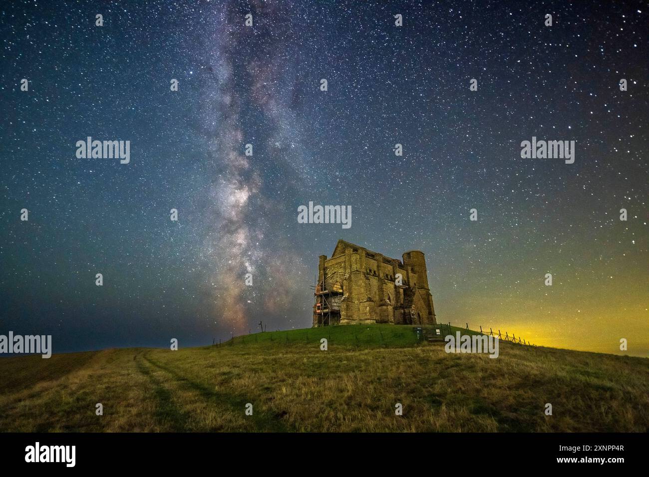 Abbotsbury, Dorset, Royaume-Uni. 2 août 2024. Météo britannique. Le noyau galactique de la voie Lactée brille dans le ciel nocturne clair au-dessus de la chapelle Sainte-Catherine à Abbotsbury dans le Dorset. Crédit photo : Graham Hunt/Alamy Live News Banque D'Images