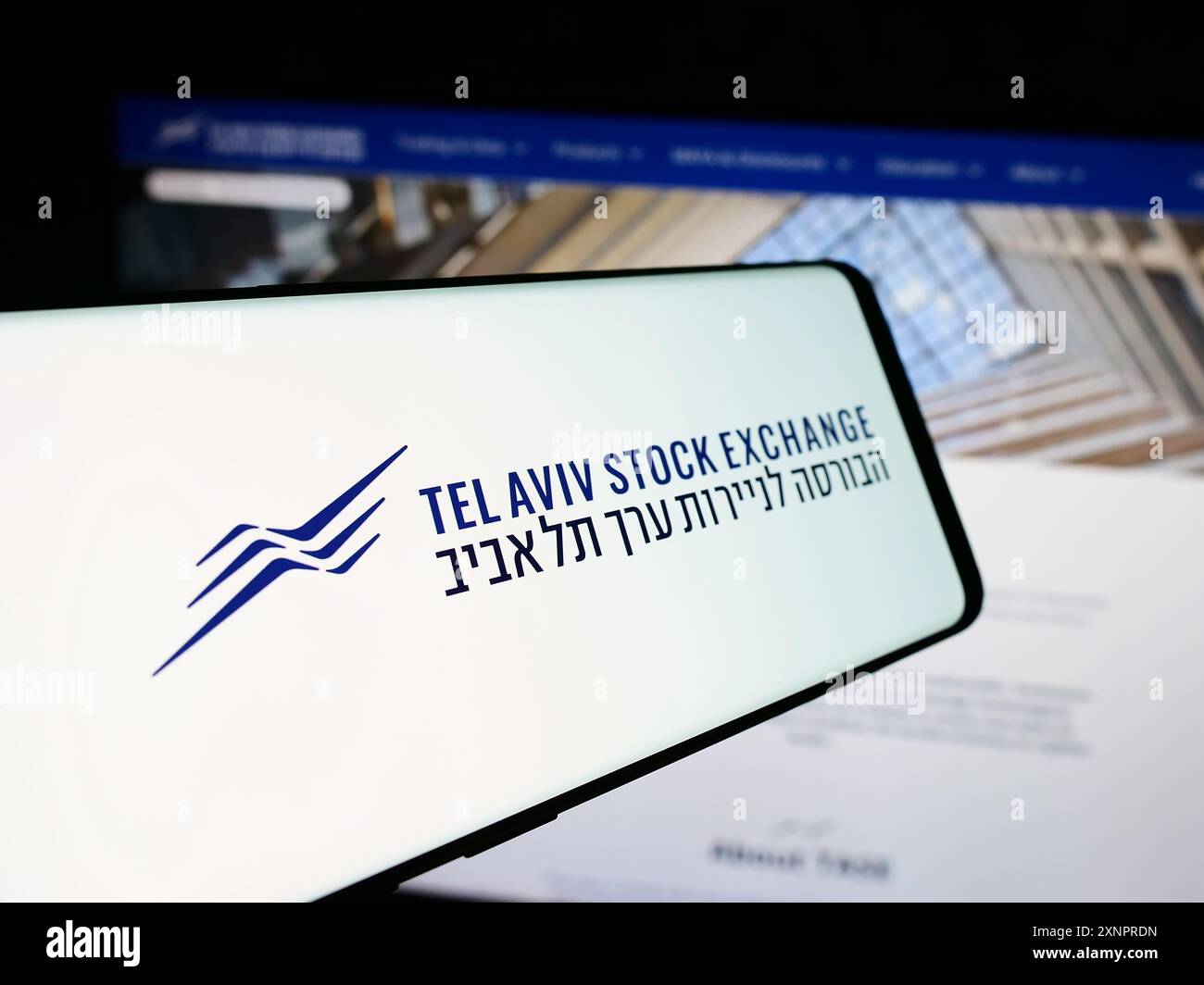 Téléphone portable avec le logo de la société israélienne tel Aviv Stock Exchange (TASE) en face du site Web de l'entreprise. Mettez l'accent sur le centre-gauche de l'écran du téléphone. Banque D'Images
