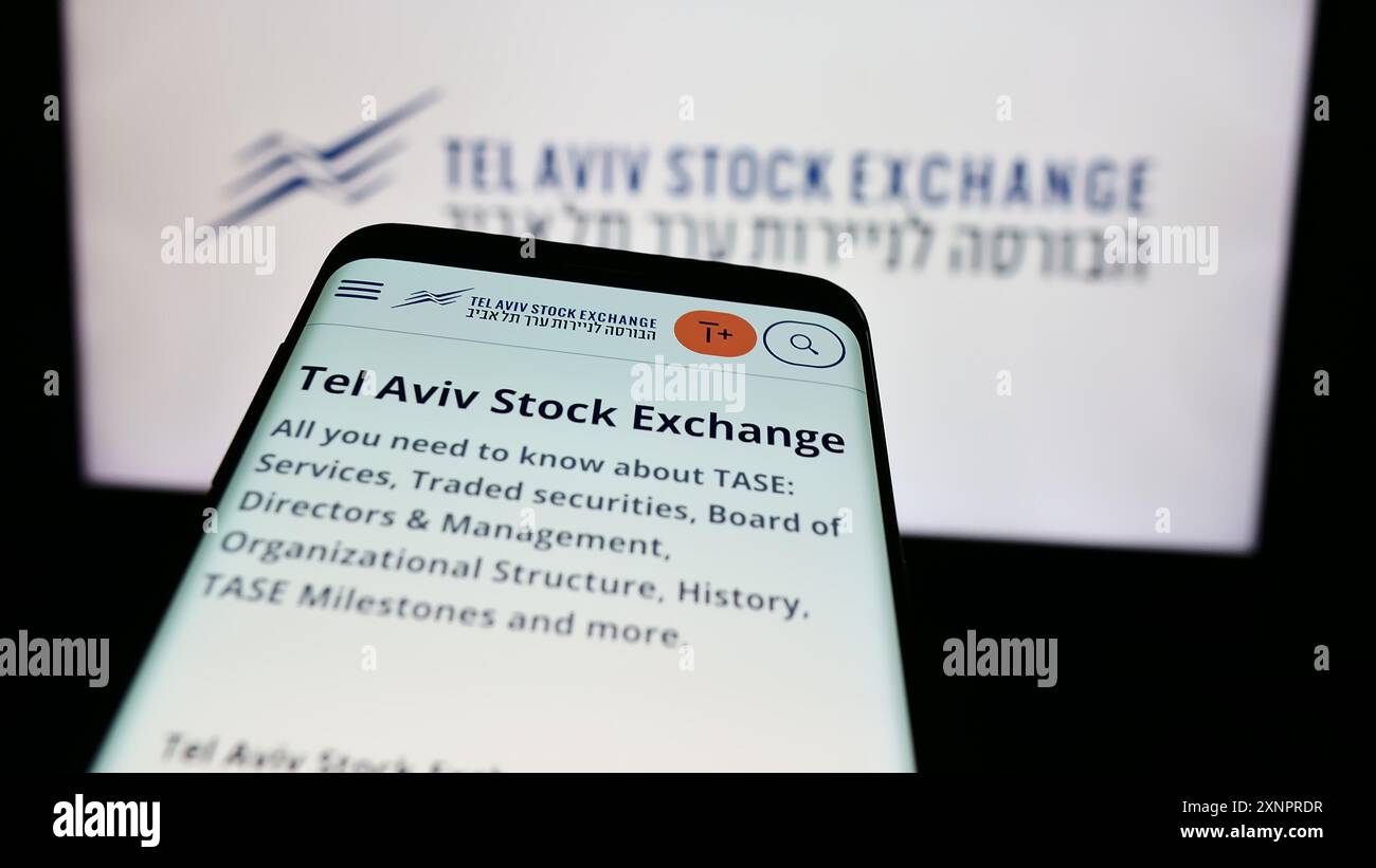 Smartphone avec le site Web de la société israélienne tel Aviv Stock Exchange (TASE) devant le logo de l'entreprise. Concentrez-vous sur le coin supérieur gauche de l'écran du téléphone. Banque D'Images