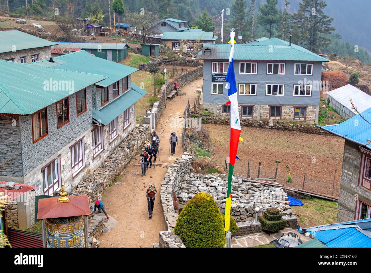 Le sentier du camp de base de l'Everest passe par le village de Monjo Banque D'Images