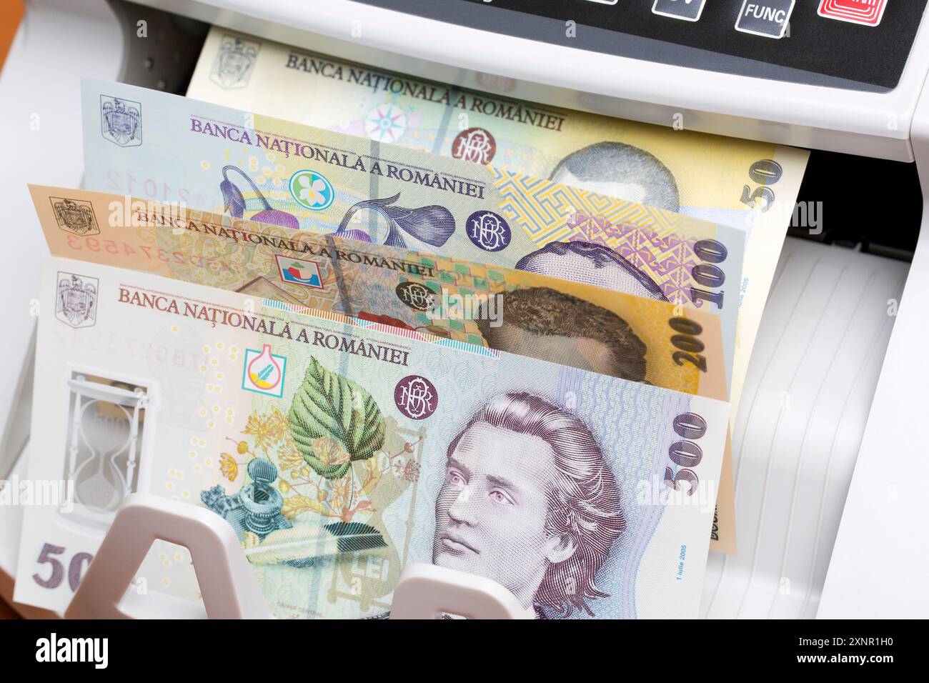 Argent roumain - leu dans la machine à compter Banque D'Images