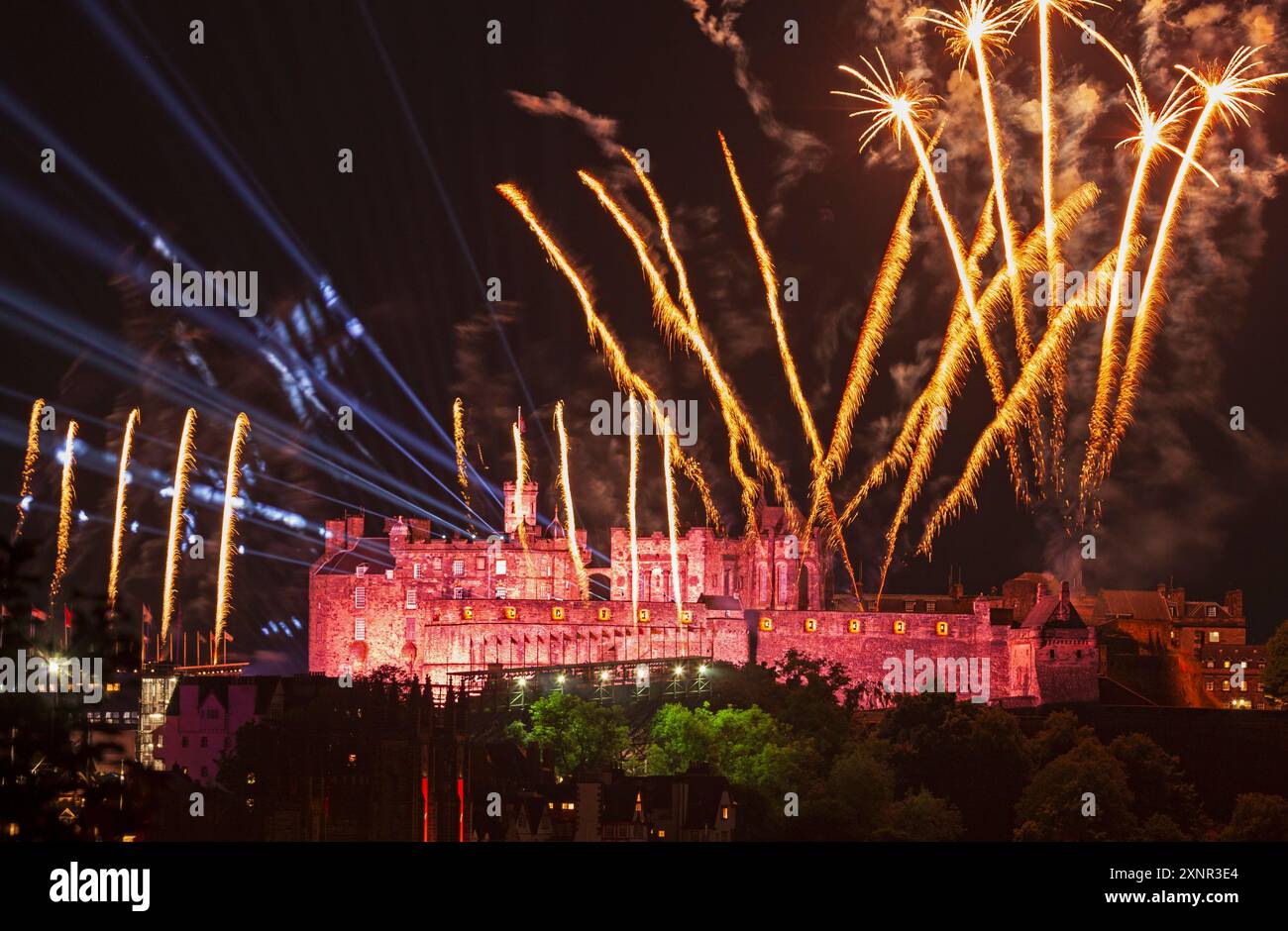 Château d'Édimbourg de Calton Hill, Écosse, Royaume-Uni 1er août 2024. Photographié depuis Calton Hill, les murs colorés illuminés du château et un bref feu d'artifice pour terminer la soirée de prévisualisation du festival d'Édimbourg 2024. Credit : Arch White/Alamy Live news. Banque D'Images