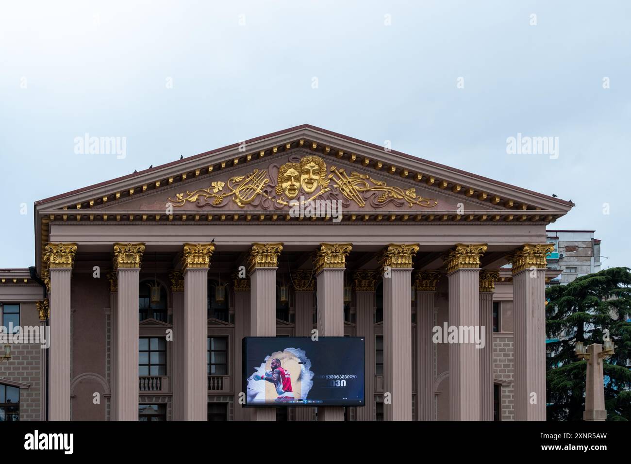 Vue de face du bâtiment historique du Théâtre Batumi, présentant l'architecture classique et le patrimoine culturel au cœur de Batumi, Géorgie. Banque D'Images