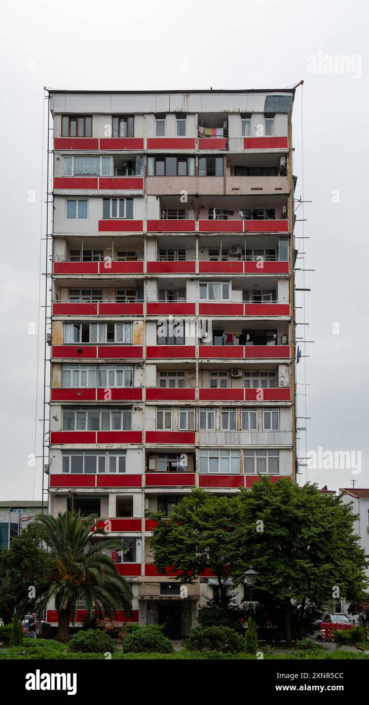 Vue de face d'un immeuble d'appartements de plusieurs étages de l'ère soviétique à Batoumi, en Géorgie, présentant l'architecture soviétique distinctive et le design résidentiel urbain. Banque D'Images