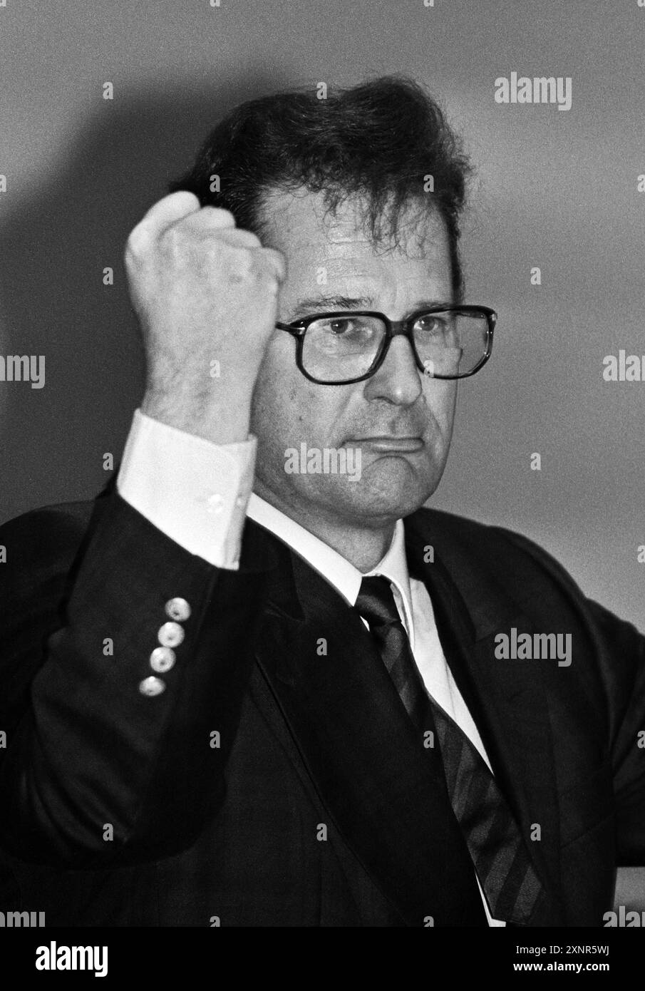 Deutschland, Hildesheim, 26.02.1994 Archiv. : 46-37-30 FDP-Bundeshauptausschuß Foto : FDP-Bundesvorsitzender Klaus Kinkel FDP-Bundeshauptausschuß *** Allemagne, Hildesheim, 26 02 1994 Archive 46 37 30 FDP Federal main Committee photo FDP Federal President Klaus Kinkel FDP Federal main Committee Banque D'Images