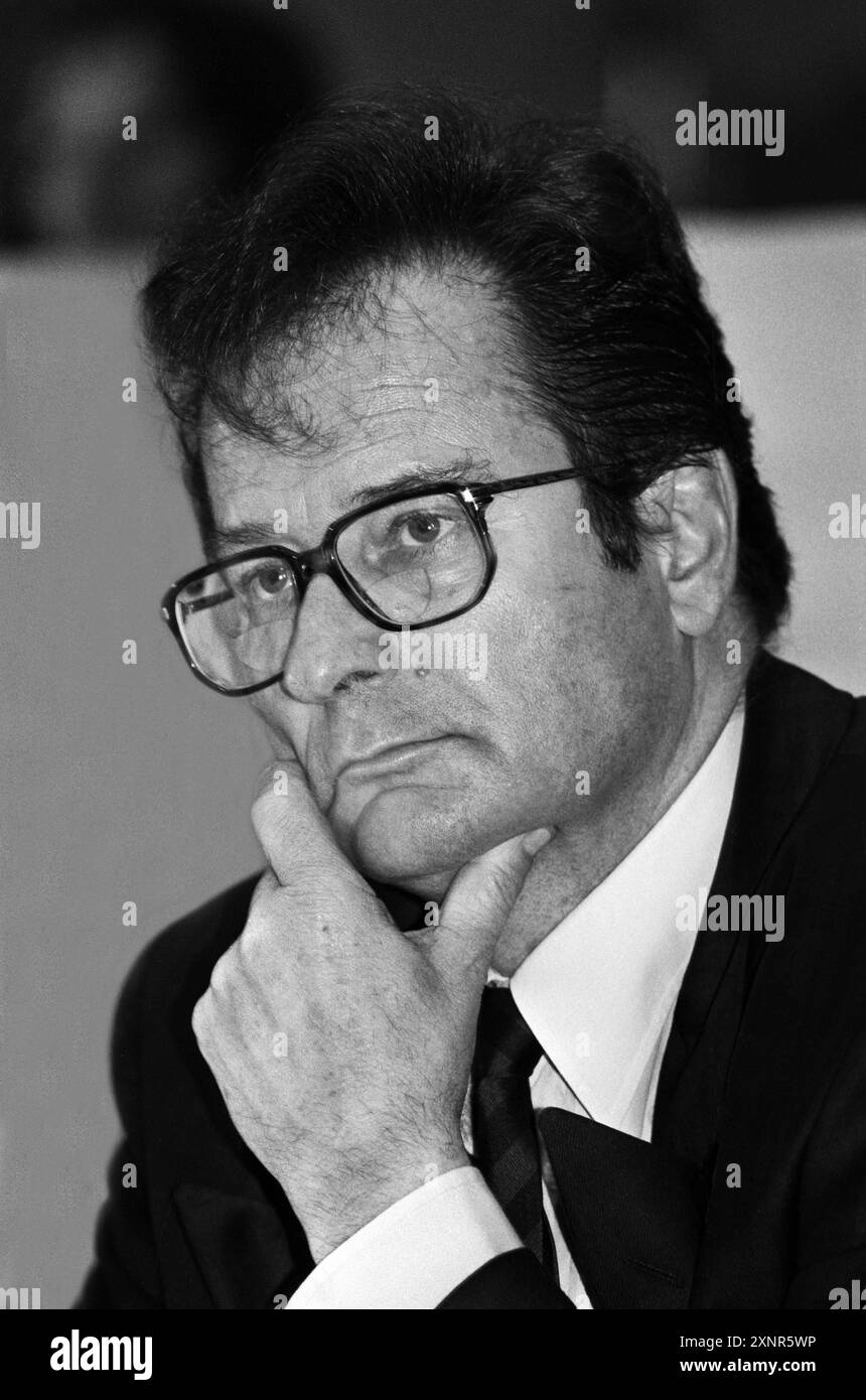 Deutschland, Hildesheim, 26.02.1994 Archiv. : 46-38-37 FDP-Bundeshauptausschuß Foto : FDP-Bundesvorsitzender Klaus Kinkel FDP-Bundeshauptausschuß *** Allemagne, Hildesheim, 26 02 1994 Archive 46 38 37 FDP Federal main Committee photo FDP Federal President Klaus Kinkel FDP Federal main Committee Banque D'Images