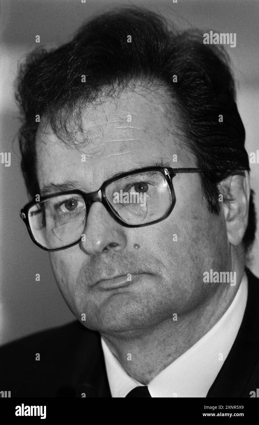 Deutschland, Hildesheim, 26.02.1994 Archiv. : 46-37-31 FDP-Bundeshauptausschuß Foto : FDP-Bundesvorsitzender Klaus Kinkel FDP-Bundeshauptausschuß *** Allemagne, Hildesheim, 26 02 1994 Archive 46 37 31 FDP Federal main Committee photo FDP Federal President Klaus Kinkel FDP Federal main Committee Banque D'Images