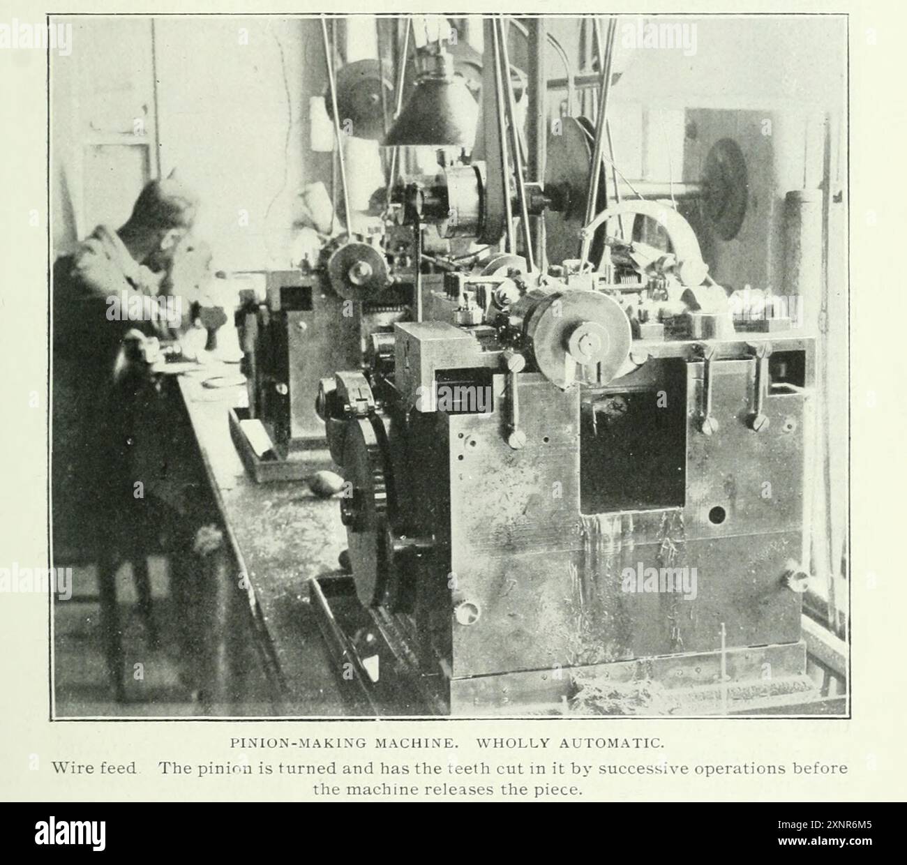 MACHINE À FABRIQUER DES PIGNONS. ENTIÈREMENT AUTOMATIQUE. De l'article LA RÉVOLUTION DANS LA PRATIQUE DE L'ATELIER D'USINAGE. PARTIE IV. LES LIMITES DE LA FABRICATION D'OUTILS. Par Henry Roland. Tiré de l'Engineering Magazine consacré au progrès industriel volume XVIII 1899-1900 The Engineering Magazine Co Banque D'Images