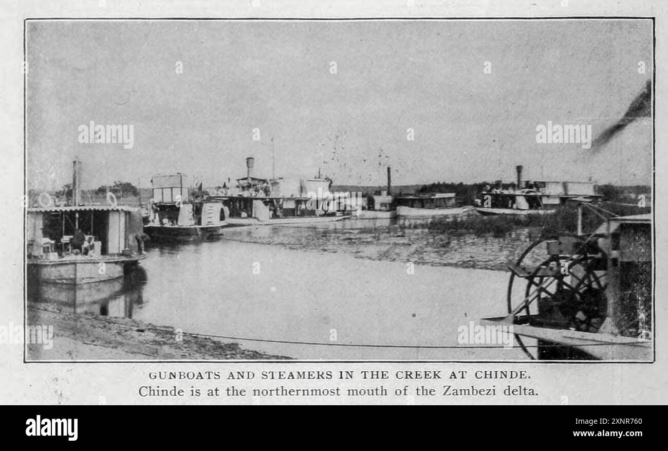 CANONNIÈRES ET BATEAUX À VAPEUR DANS LA CRIQUE À CHINDE. Chinde est à l'embouchure la plus septentrionale du delta du Zambèze. Tiré de l'article LA CONQUÊTE ÉCONOMIQUE DE L'AFRIQUE. Par H. G. Prout. Tiré de l'Engineering Magazine consacré au progrès industriel volume XVIII 1899-1900 The Engineering Magazine Co Banque D'Images