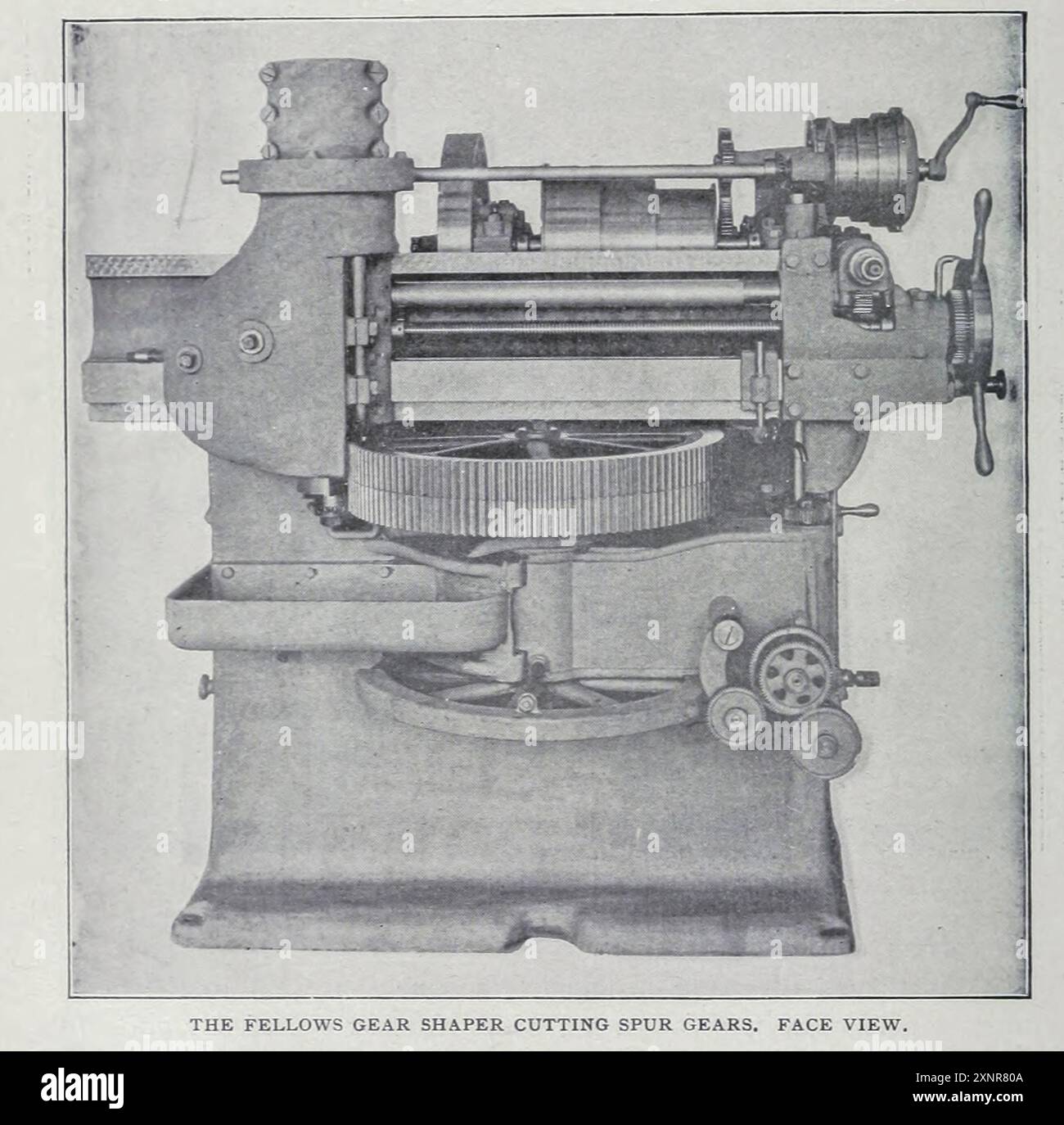 LES FELLOWS GEAR SHAPER COUPENT LES ENGRENAGES DROITS. VUE DE FACE. DE L'ARTICLE LA GÉNÉRATION GÉOMÉTRIQUE DE SURFACES IRRÉGULIÈRES DANS LA CONSTRUCTION DE MACHINES. Par Henry Roland. Tiré de l'Engineering Magazine consacré au progrès industriel volume XIX 1900 The Engineering Magazine Co Banque D'Images