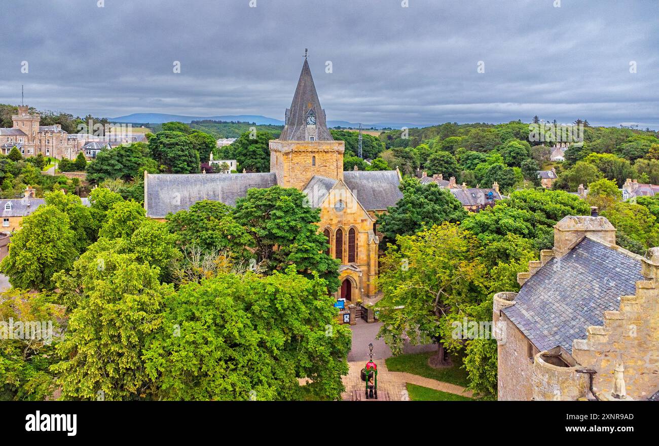 Dornoch Sutherland Écosse la cathédrale entourée d'arbres en été Banque D'Images