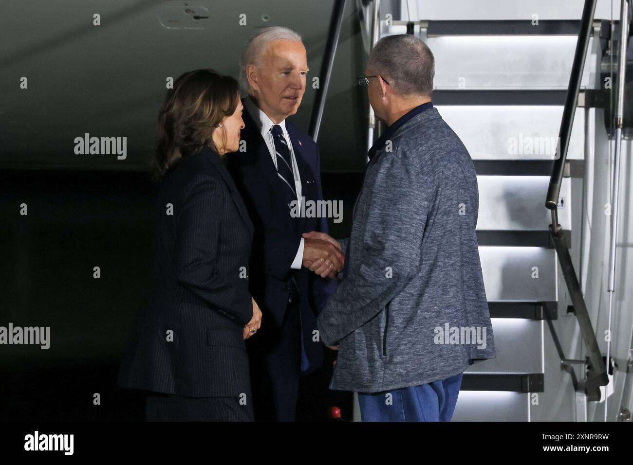 Comté de Prince Georges, États-Unis. 02 août 2024. Le président Joe Biden et le vice-président Kamala Harris saluent l'ancien Marine Paul Whelan qui a été remis en liberté d'une prison russe lors d'un échange de prisonniers à la base conjointe Andrews le 1er août 2024 dans le comté de Prince Georges, MD. Paul Whelan était l'un des trois citoyens américains et un détenteur d'une carte verte qui avaient été détenus à tort dans des prisons russes accusés de diffusion de fausses informations, d'espionnage et d'autres chefs d'accusation. Photo de Jemal Countess/UPI. Crédit : UPI/Alamy Live News Banque D'Images