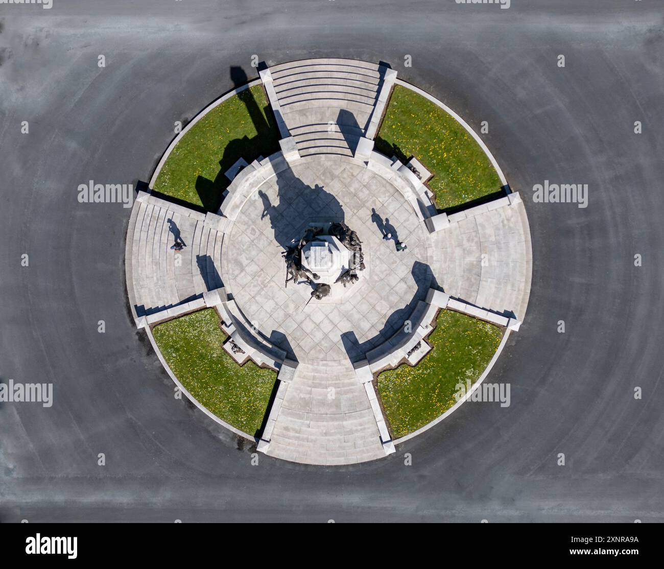 PORT SUNLIGHT, WIRRAL, ANGLETERRE - 24 AVRIL 2024 : vue aérienne du mémorial de guerre dans le village anglais de Port Sunlight, vue de dessus Banque D'Images