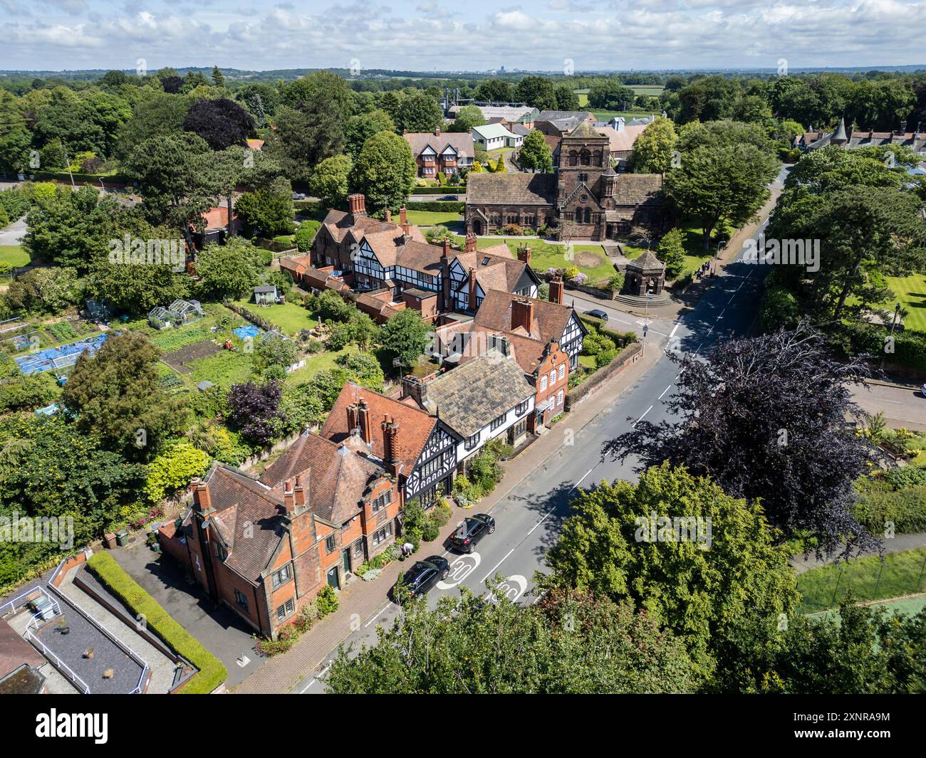 Vue aérienne du village de Thornton Hough et de l’église congrégationnelle St George, Wirral, Angleterre Banque D'Images