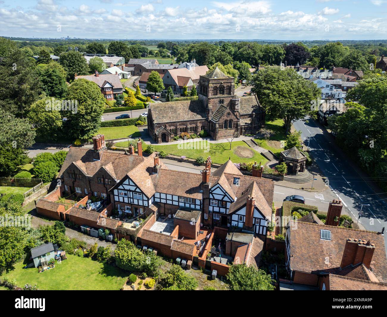 Vue aérienne du village de Thornton Hough et de l’église congrégationnelle St George, Wirral, Angleterre Banque D'Images