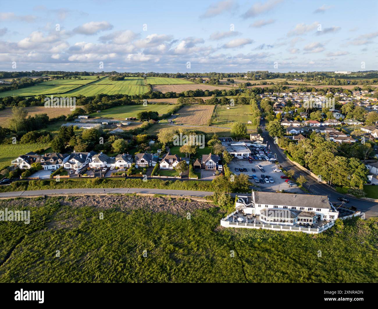 Vue aérienne du restaurant Boathouse et de la campagne à Parkgate, Wirral, Cheshire, Angleterre Banque D'Images