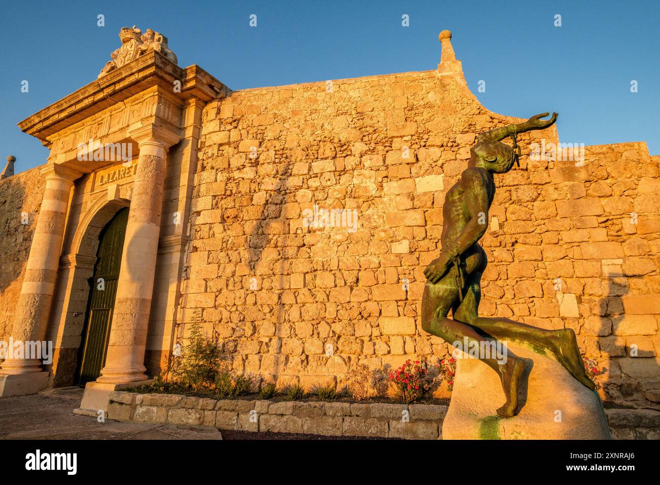 Fidelius, sculpture en bronze dédiée à Pasteur, Koch, Finlay et Ferran, œuvre de Manuel Ramos González, île Lazareto, Illa del Llatzeret, Mahón, M. Banque D'Images