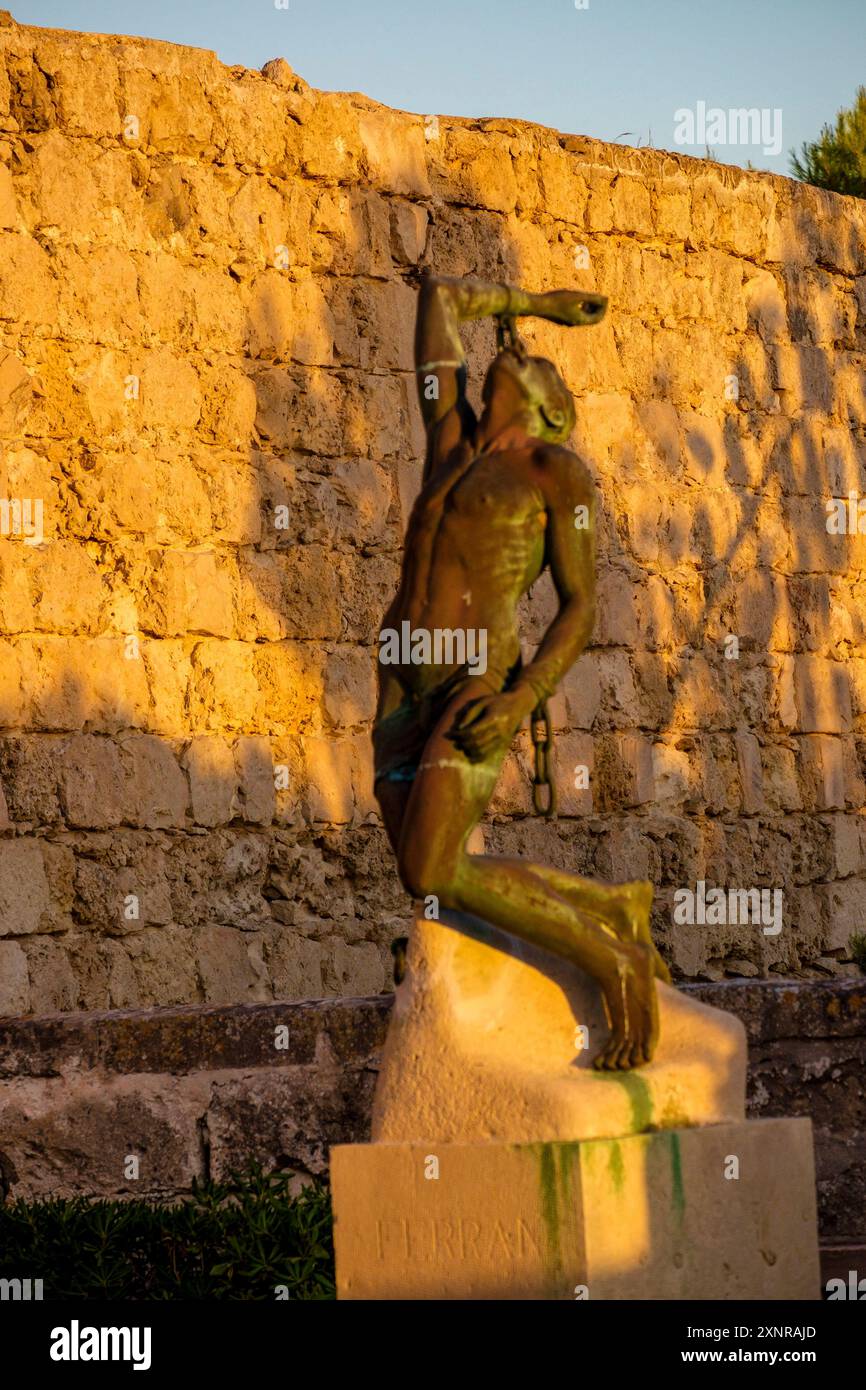 Fidelius, sculpture en bronze dédiée à Pasteur, Koch, Finlay et Ferran, œuvre de Manuel Ramos González, île Lazareto, Illa del Llatzeret, Mahón, M. Banque D'Images