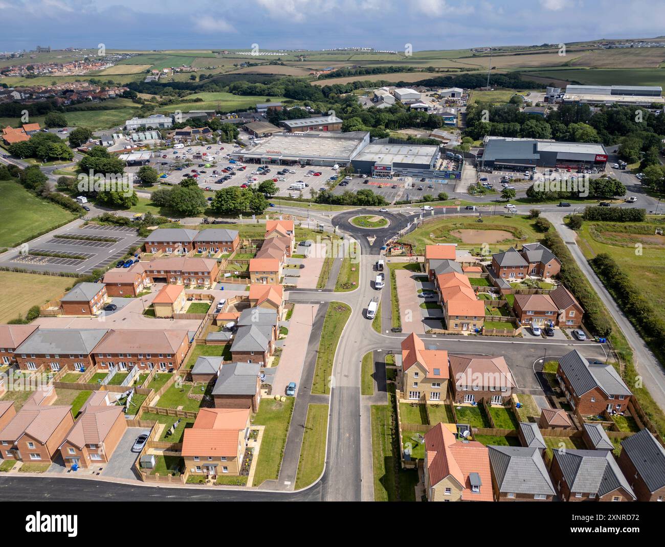 Vue aérienne du nouveau domaine de construction avec centre commercial en arrière-plan, North Yorkshire, Angleterre. Banque D'Images