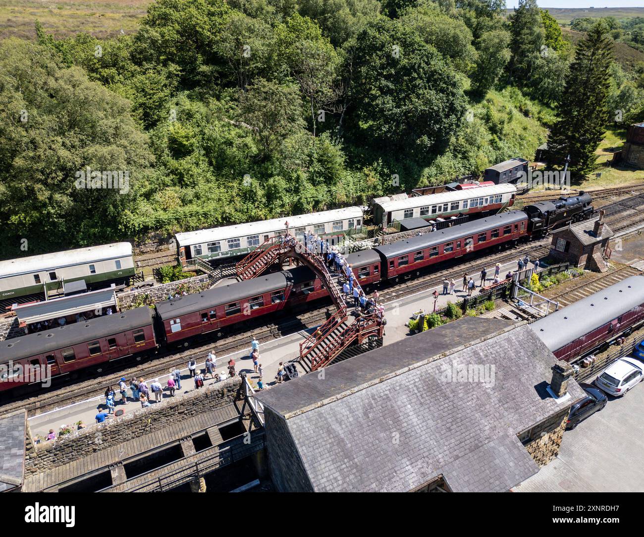 Gare de Goathland avec des touristes attendant de monter à bord du train à vapeur, North Yorkshire, Angleterre. Banque D'Images