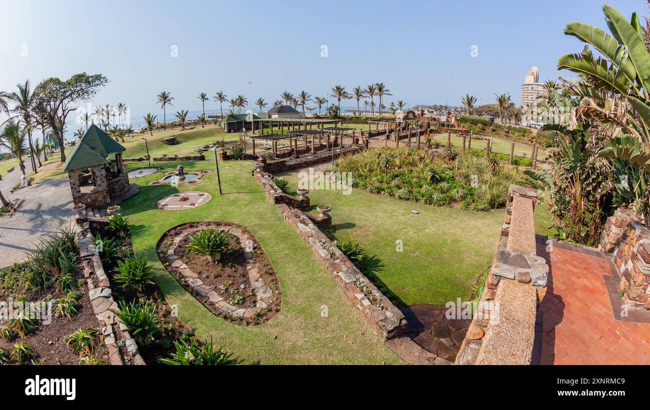 Surplombant les jardins botaniques bien entretenus plantes, fleurs et structures d'herbe paysage le long de la plage de Durban, océan, côte de la mer Landsc Banque D'Images