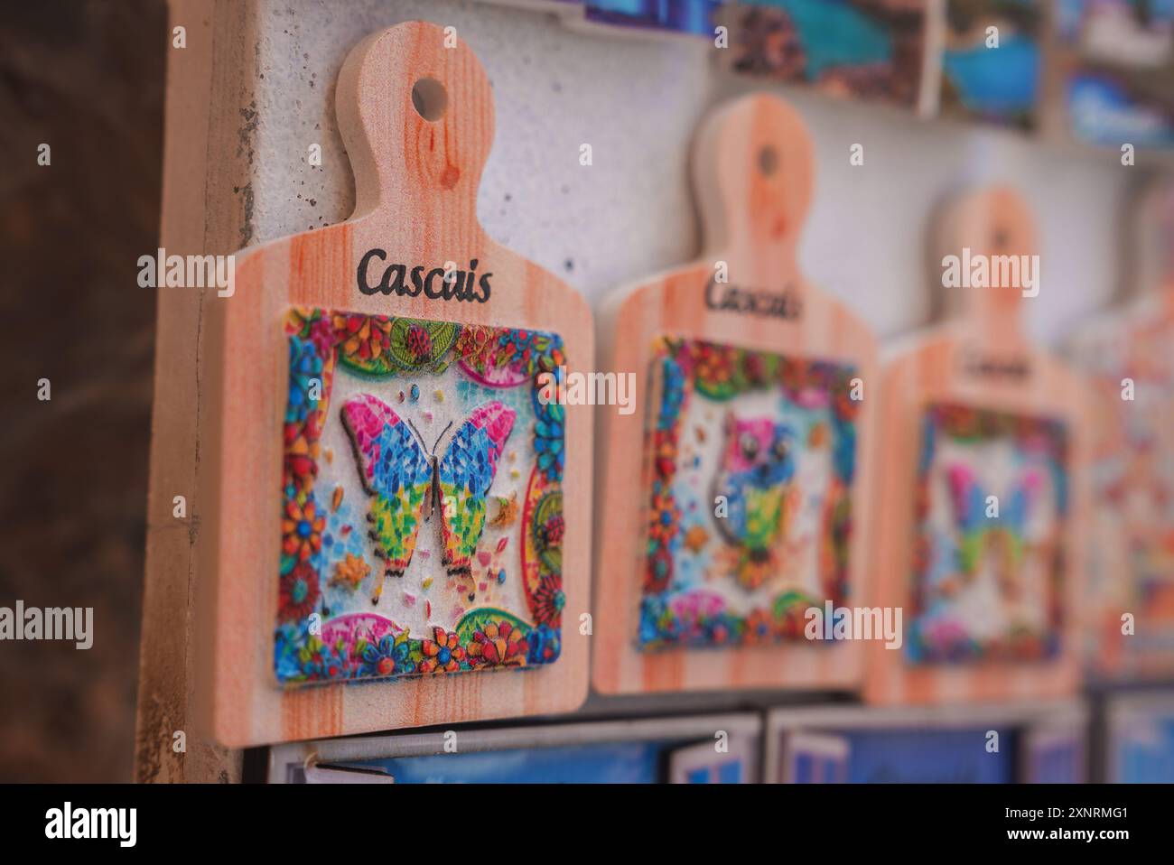 Souvenirs en bois colorés avec des motifs mosaïques de Cascais, Portugal Banque D'Images