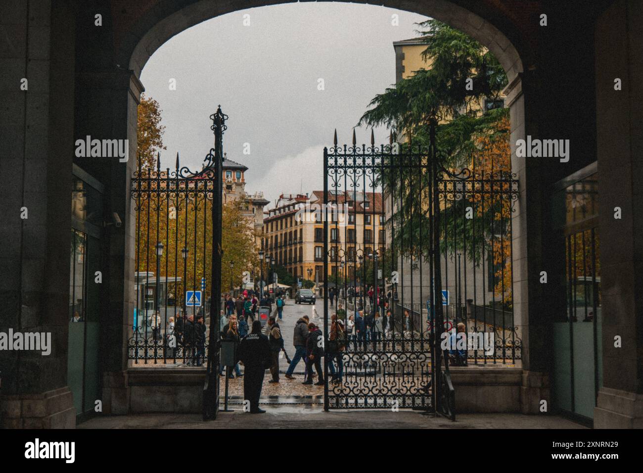 Vue sur la rue à l'extérieur du Palais Royal de Madrid Banque D'Images