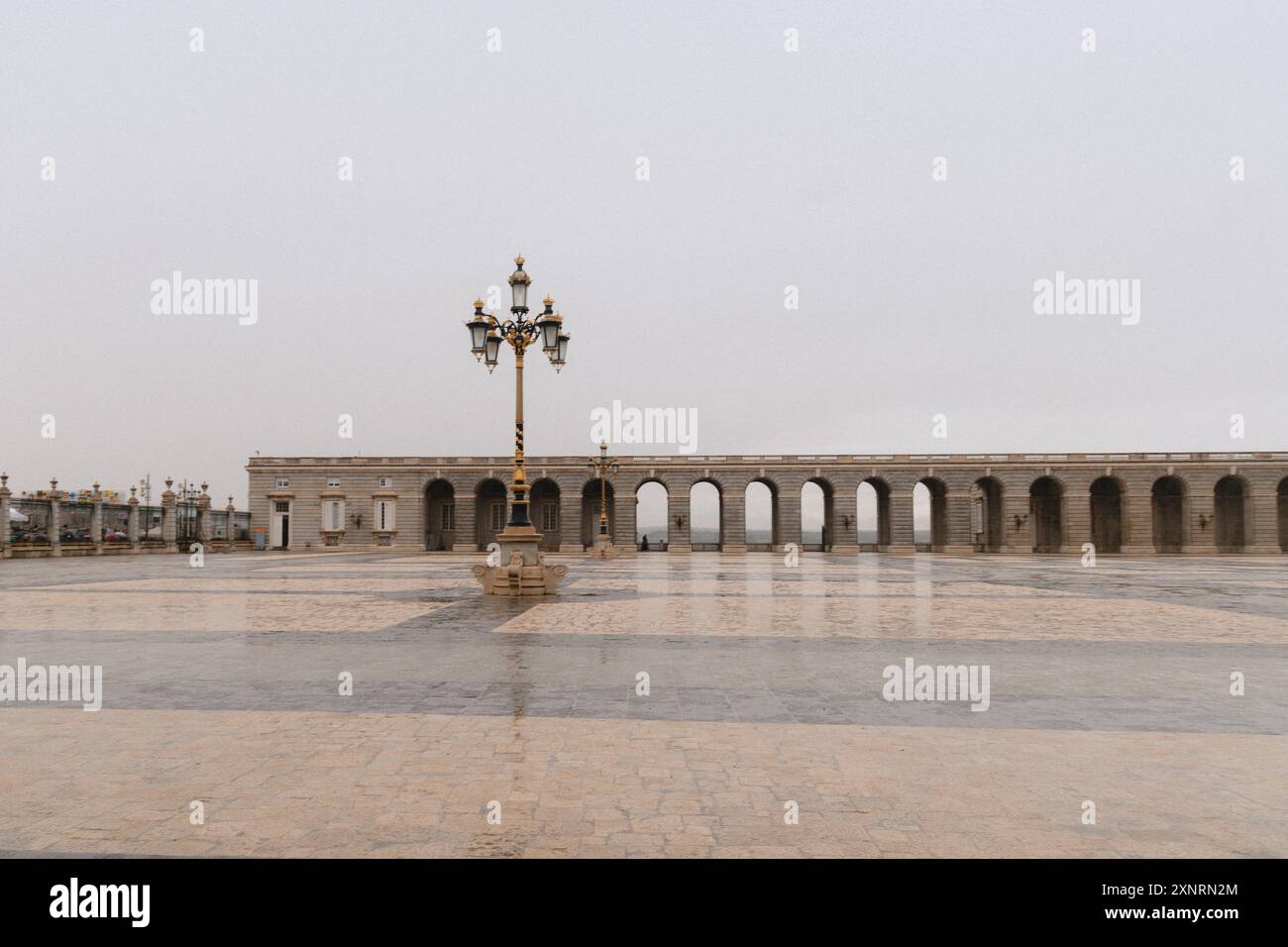 Vue latérale de la place du Palais Royal de Madrid Banque D'Images