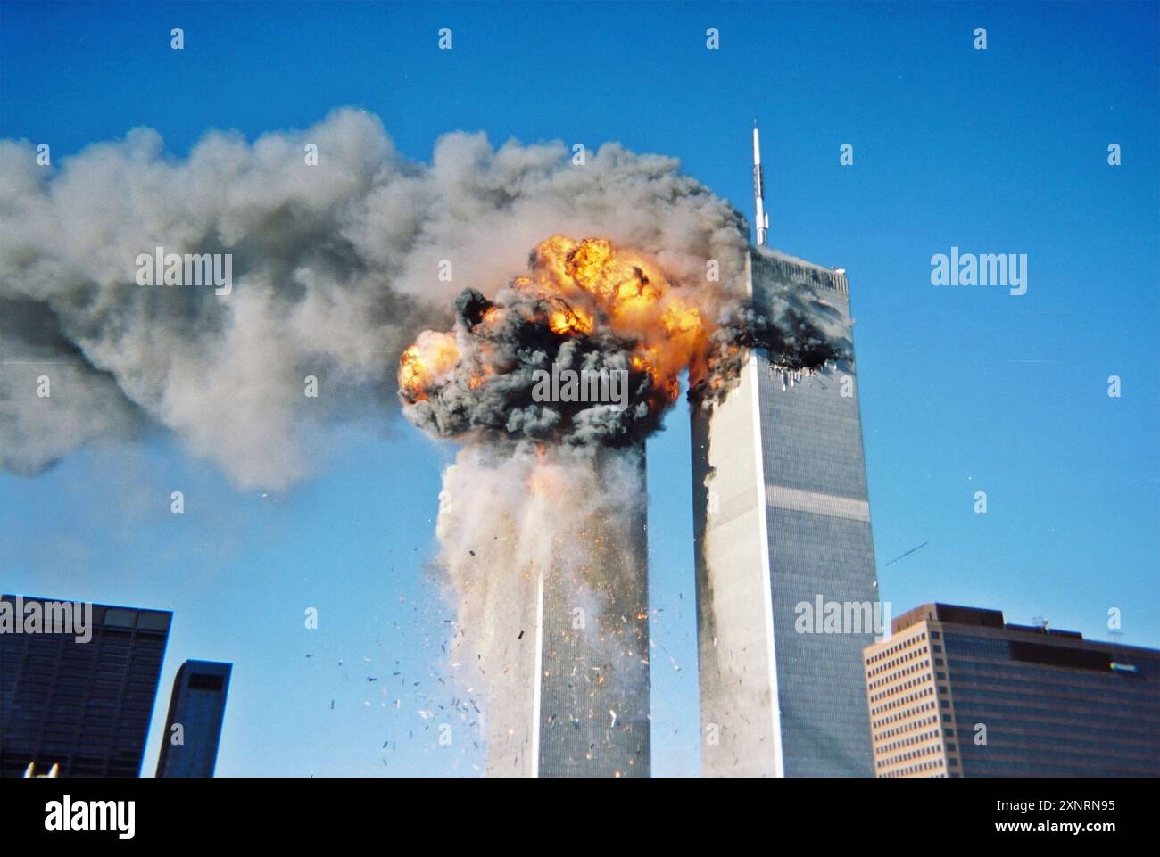 LE WORLD TRADE CENTRE, New York, tour sud, est frappé par le vol 175 de United Airlines le 11 septembre 2001. Photo : ICF9/11S. Banque D'Images