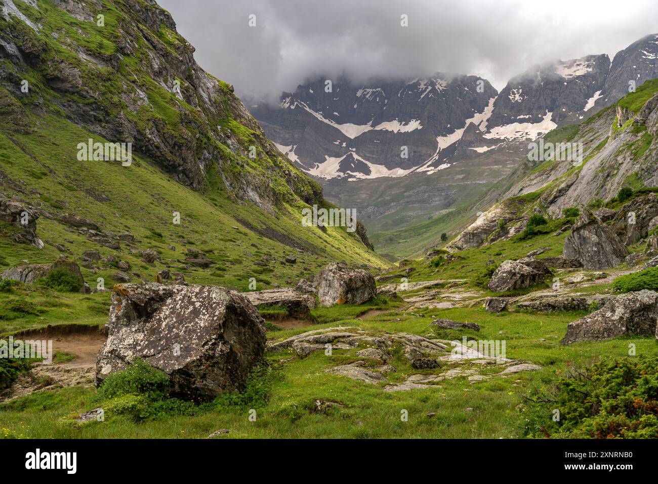 Der Talkessel Cirque d'Estaubé in den Pyrenäen BEI Gavarnie-Gèdre, Frankreich, Europa | le Cirque d'Estaubé dans les Pyrénées près de Gavarnie-Gèdre, Fra Banque D'Images