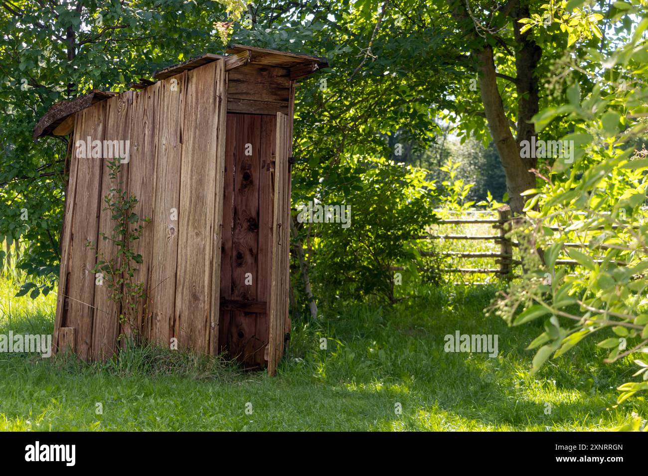 Une vieille cabine de toilette en bois dans le jardin de campagne Banque D'Images